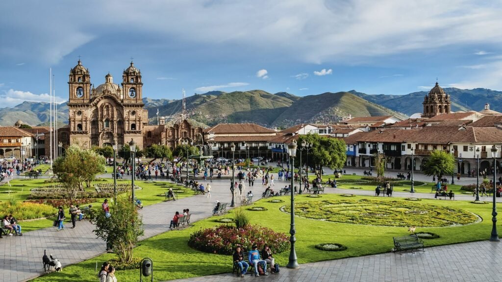 Plaza De Armas, Cloud, Plant, Sky, Building, Mountain, Tree