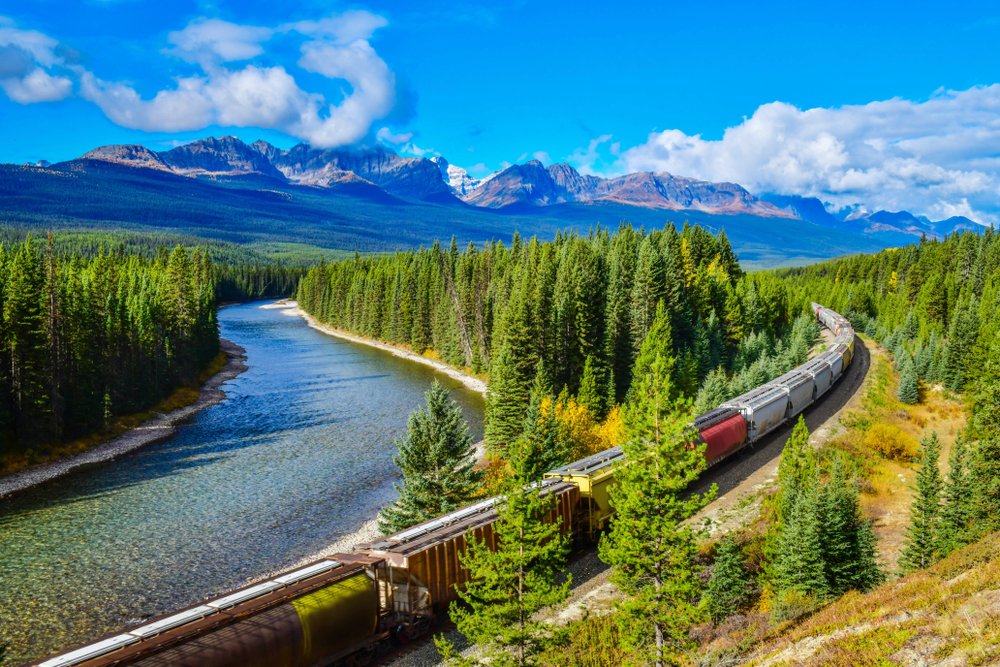 Tren Con Paisaje, Cloud, Sky, Plant, Water, Ecoregion, Mountain, Blue, Train, Natural landscape, Highland